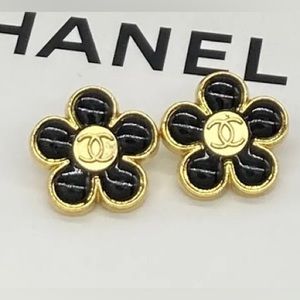 😍Super RARE and AUTHENTIC VINTAGE 💕CHANEL💕 Daisy Buttons!!